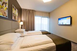 Отель Hotel Molo Resort Osiek Номер с кроватью размера "king-size" - Доступ для гостей с ограниченными физическими возможностями / Душ, доступный для гостей с ограниченными физическими возможностями-1